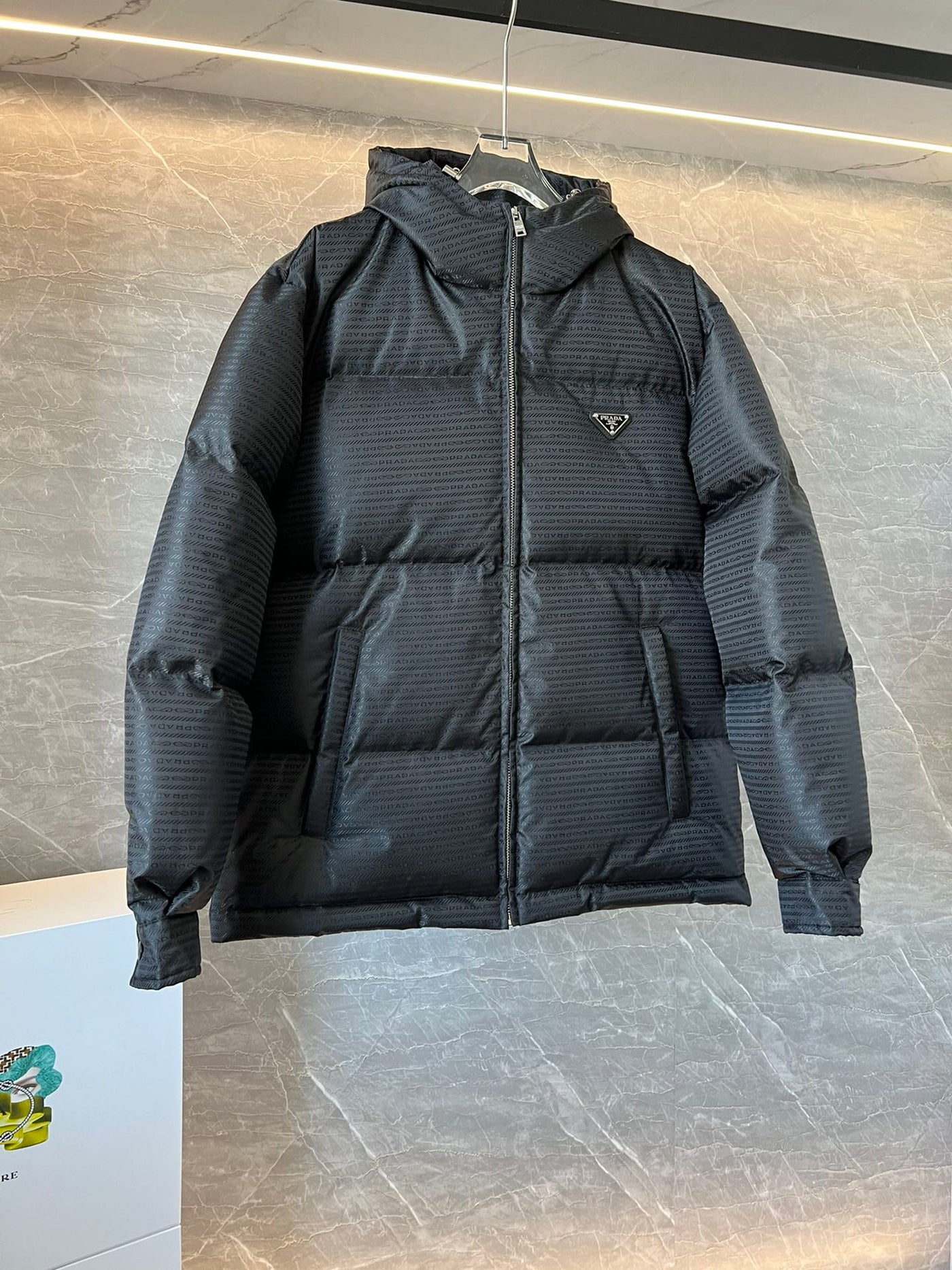 Déclaration Subtile : La Doudoune Monogramme Noir Absolu