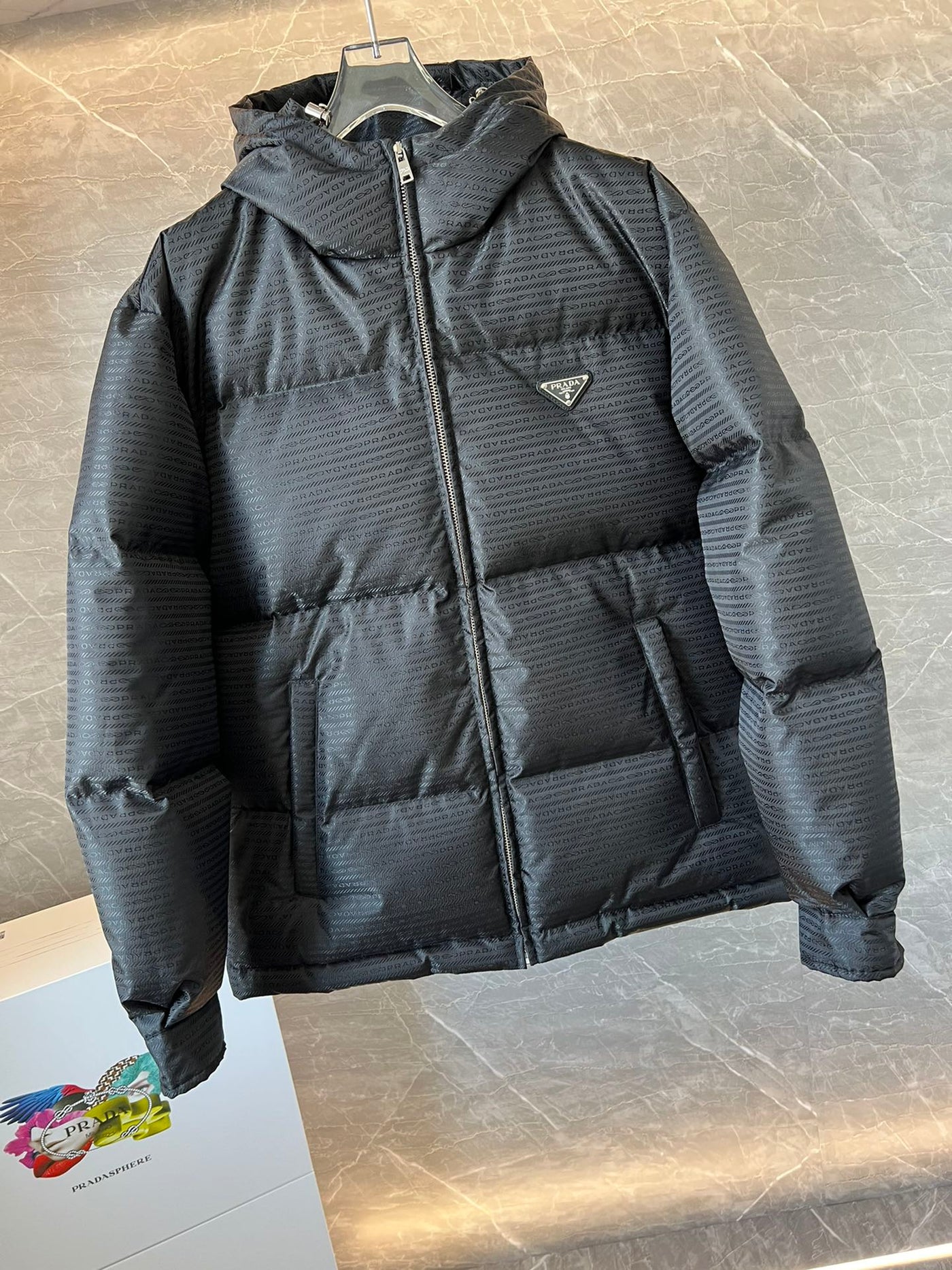 Déclaration Subtile : La Doudoune Monogramme Noir Absolu