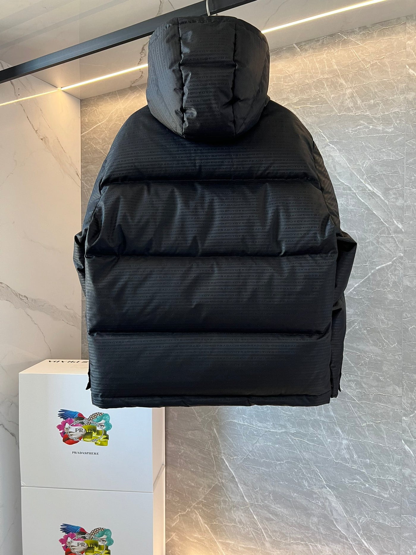 Déclaration Subtile : La Doudoune Monogramme Noir Absolu