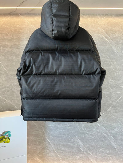 Déclaration Subtile : La Doudoune Monogramme Noir Absolu