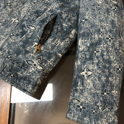 BLOUSON DENIM SIGNATURE | MOTIF ALL-OVER ET CAPUCHE DÉCONTRACTÉE