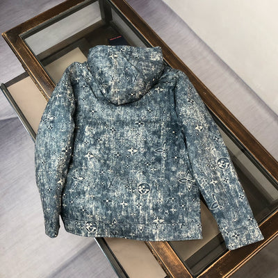 BLOUSON DENIM SIGNATURE | MOTIF ALL-OVER ET CAPUCHE DÉCONTRACTÉE