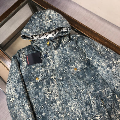 BLOUSON DENIM SIGNATURE | MOTIF ALL-OVER ET CAPUCHE DÉCONTRACTÉE