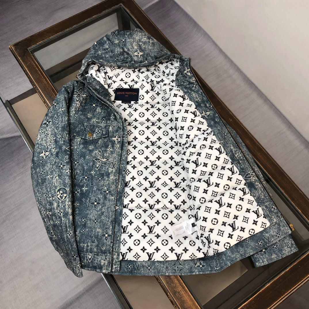 BLOUSON DENIM SIGNATURE | MOTIF ALL-OVER ET CAPUCHE DÉCONTRACTÉE