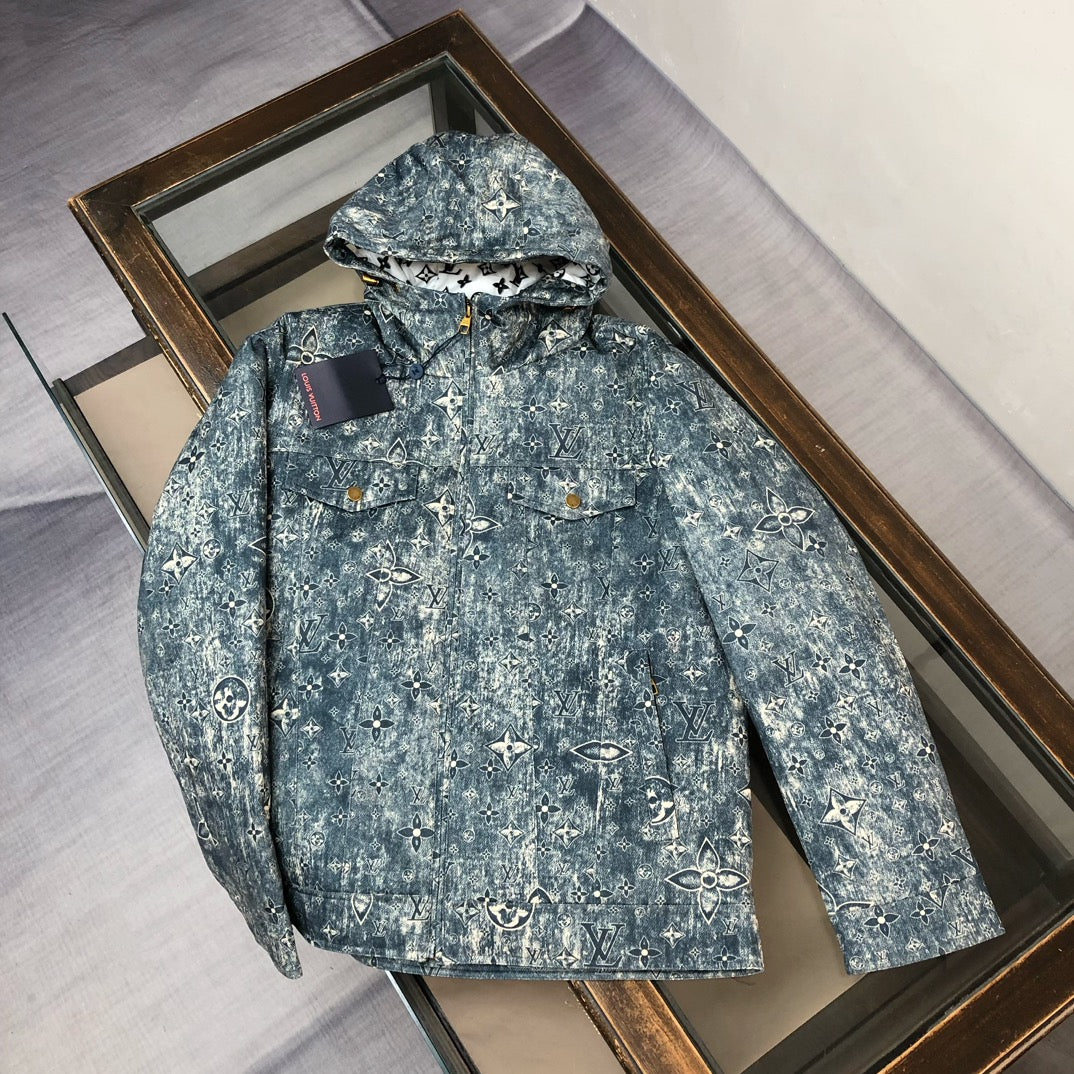 BLOUSON DENIM SIGNATURE | MOTIF ALL-OVER ET CAPUCHE DÉCONTRACTÉE