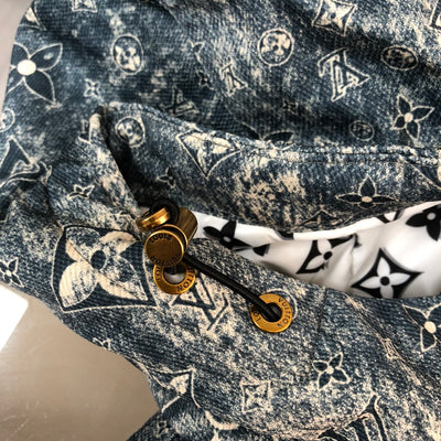 BLOUSON DENIM SIGNATURE | MOTIF ALL-OVER ET CAPUCHE DÉCONTRACTÉE