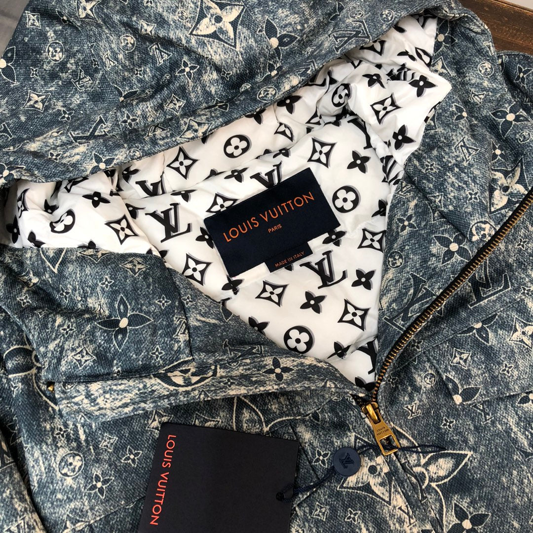 BLOUSON DENIM SIGNATURE | MOTIF ALL-OVER ET CAPUCHE DÉCONTRACTÉE
