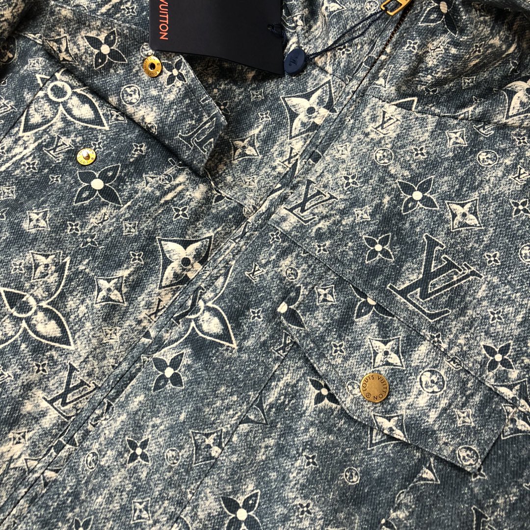 BLOUSON DENIM SIGNATURE | MOTIF ALL-OVER ET CAPUCHE DÉCONTRACTÉE