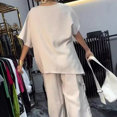 Costume deux pièces pour femmes avec t-shirt à col rond et pantalon