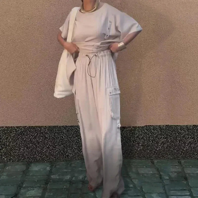 Costume deux pièces pour femmes avec t-shirt à col rond et pantalon