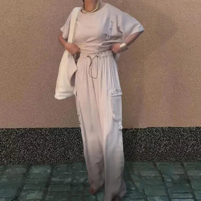 Costume deux pièces pour femmes avec t-shirt à col rond et pantalon