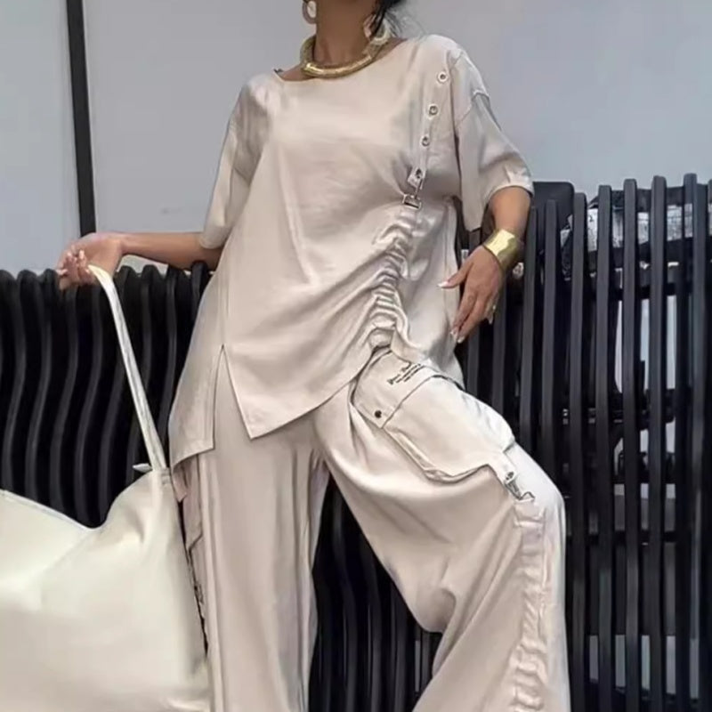 Costume deux pièces pour femmes avec t-shirt à col rond et pantalon