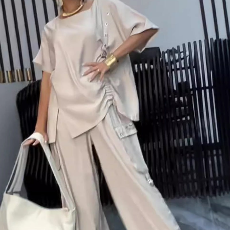 Costume deux pièces pour femmes avec t-shirt à col rond et pantalon