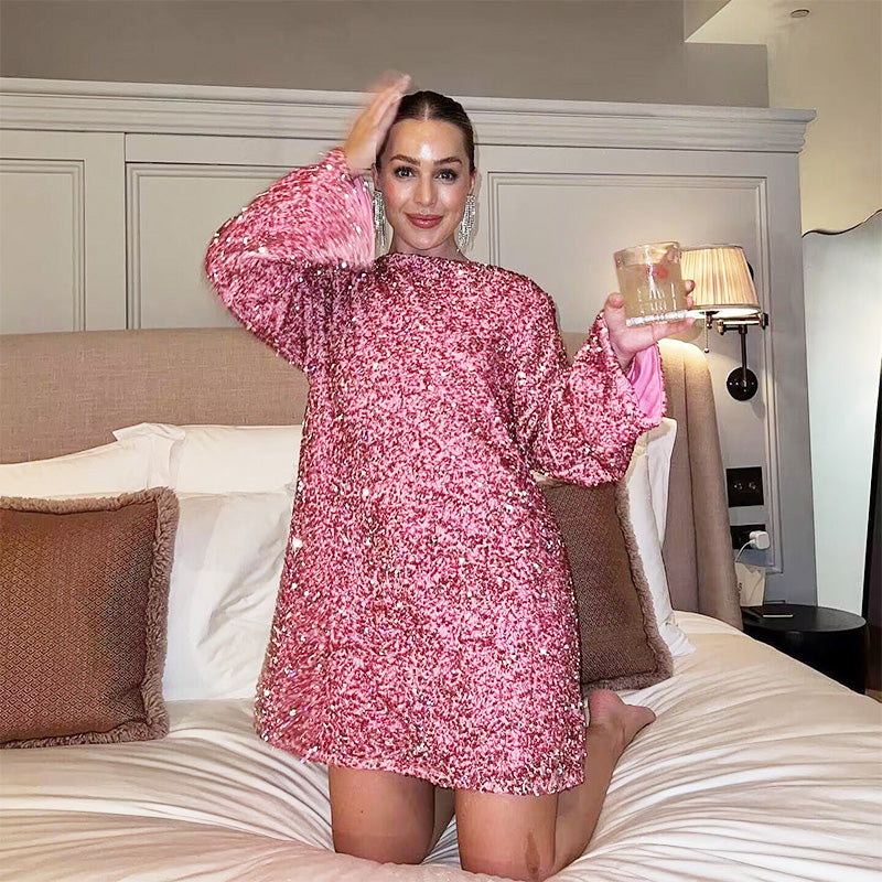 Robe ample à manches longues, nouée au dos par des sequins