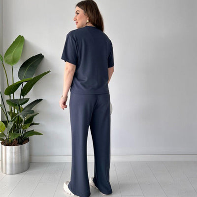 Ensemble décontracté composé d'un haut à col rond et d'un pantalon à cordon de serrage