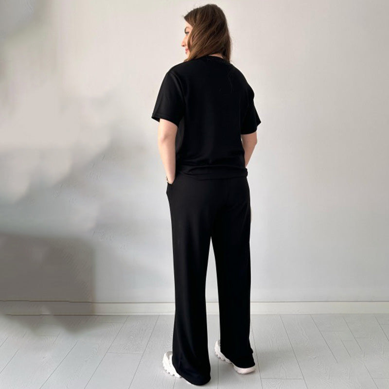 Ensemble décontracté composé d'un haut à col rond et d'un pantalon à cordon de serrage