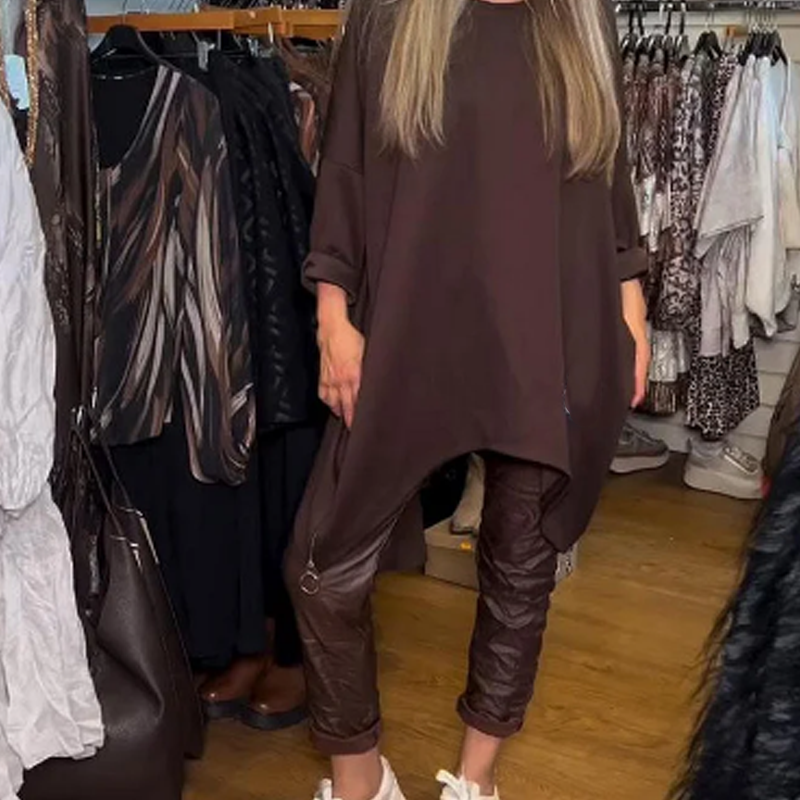 Haut ample asymétrique et pantalon uni, ensemble deux pièces