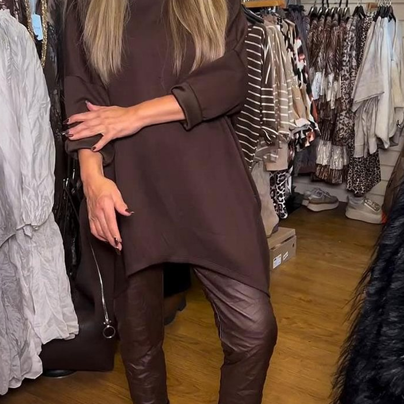 Haut ample asymétrique et pantalon uni, ensemble deux pièces