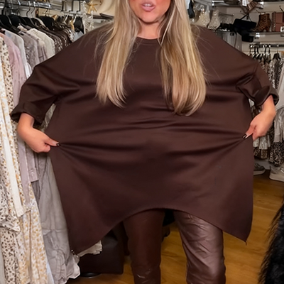 Haut ample asymétrique et pantalon uni, ensemble deux pièces