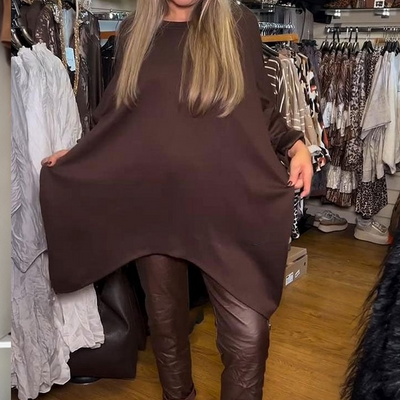 Haut ample asymétrique et pantalon uni, ensemble deux pièces